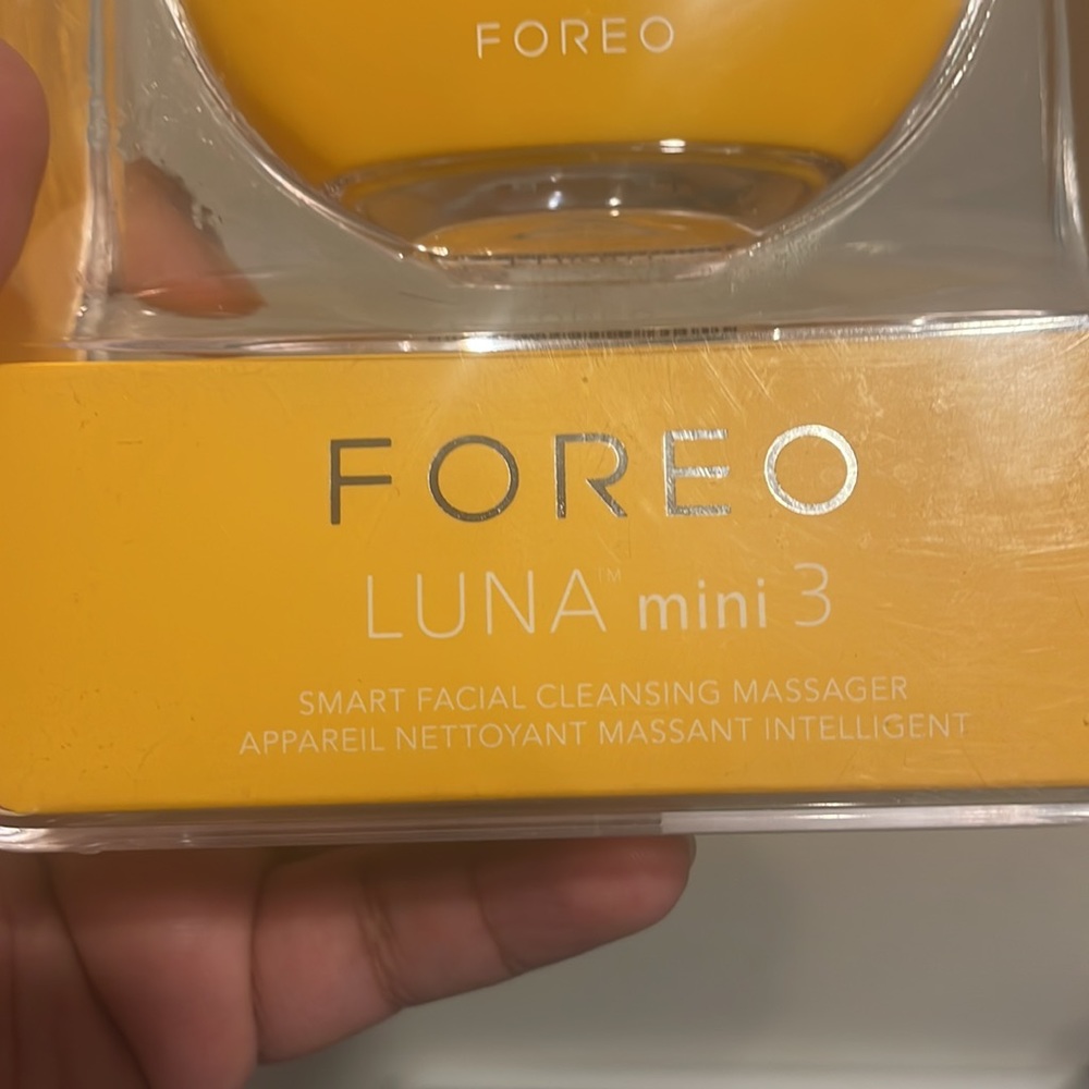 COPY - A compact cleansing device that offers a 30-second for facial cleansing - Picture 2 of 5